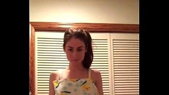 观看性感的裸体少女(...