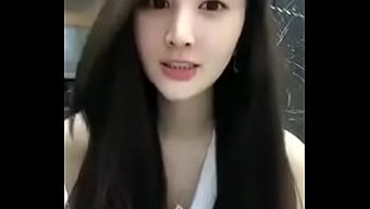 小巧的中国女孩在这个...