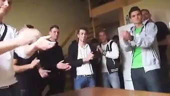 在派对上与女孩群交