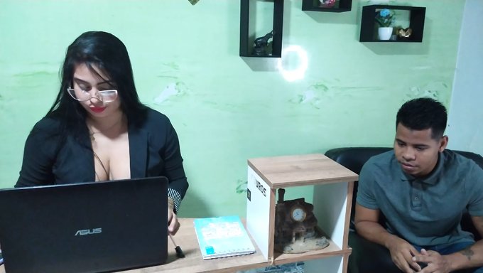 用自制阴部口交满足我的继妹在办公室里