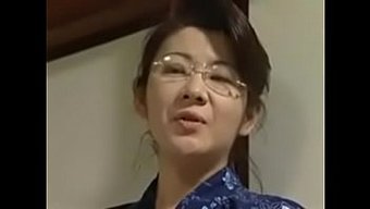 日本妻子和她的继兄偷情冒险