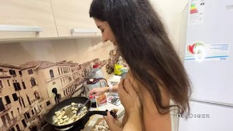 妻子在厨房里被业余邻居操了