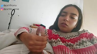 看一个兴奋的少女在这...