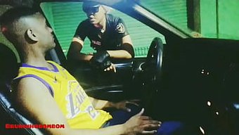 可爱的女警官在车里被...