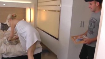 火辣熟男在门口被小外...