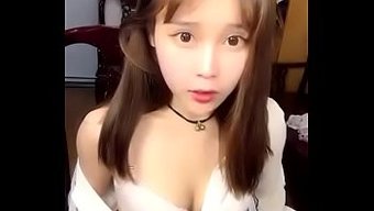 亚洲少女美女在热辣的动作中