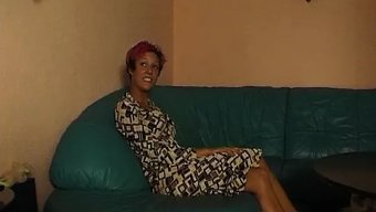 红发炸弹在摄像机前被操