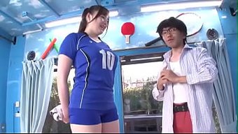 高大肌肉的亚洲女人给...