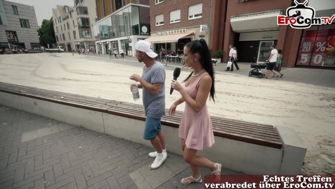 德国熟女拥有大自然的胸部,在街上勾引男孩