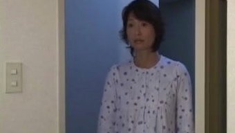 一个拥有大胸部的美丽...