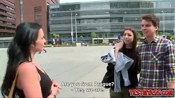 与成熟夫妇和愿意的路...