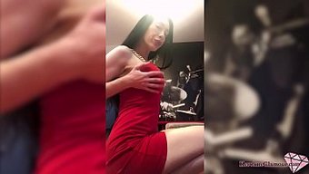 棕发美女自制的独自自慰
