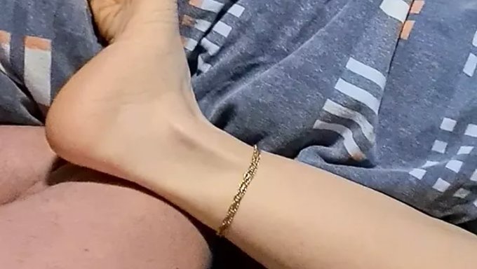 金发熟女接受传教士和足交的pov视频,最终射精