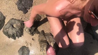 海滩上的尿液游戏:一...