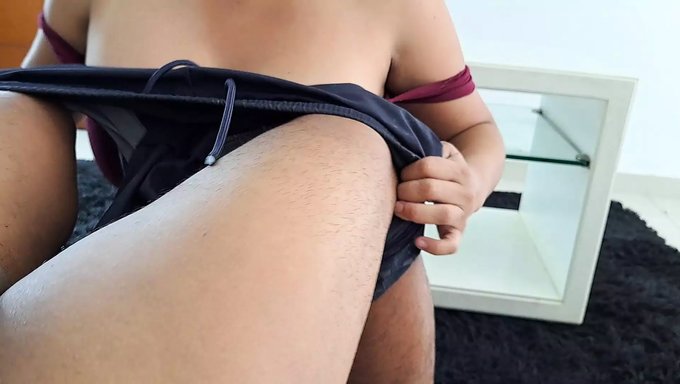 巨乳继母在自制色情片中吸食阴茎