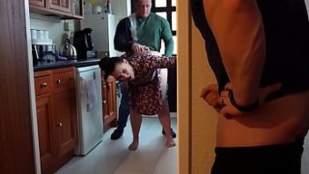 丰满的妻子被她的情人...
