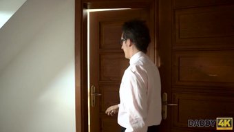 老男人和年轻荡妇在移...