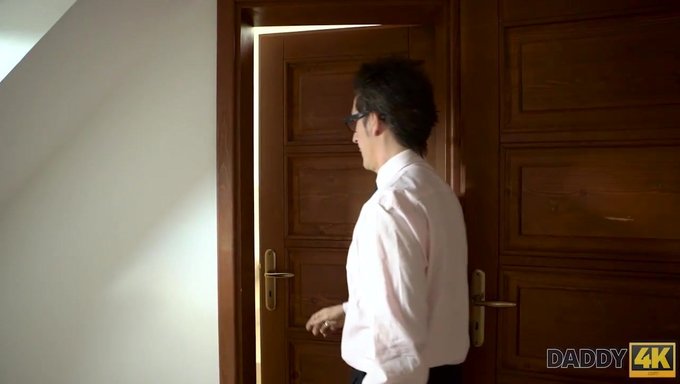 老男人和年轻荡妇在移动视频中热情相遇