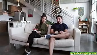 与顺从的粗鲁男人的粗暴性爱