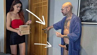 送货妹在送货时一直盯...