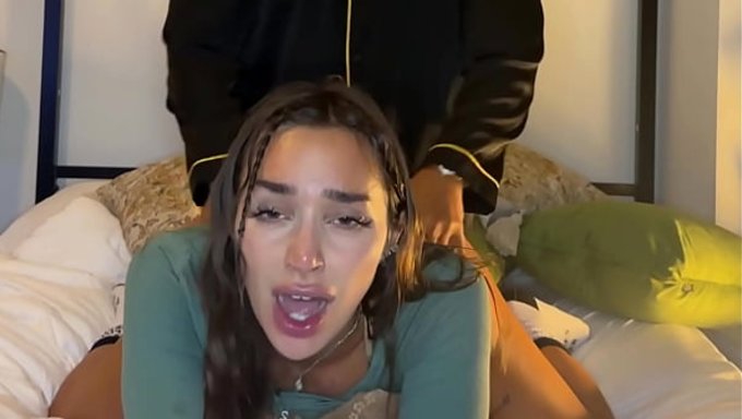 娇小的小骚妹sisi Rose在火辣的场面里被精液灌满小穴,淫水直流。