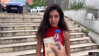 女孩正在玩街头游戏,...