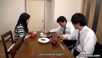 日本妻子的阴道被精液填满
