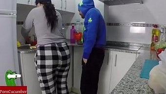 他们用嘴巴给他一个感...