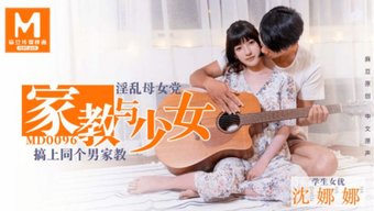 亚洲女学生让她的老师...