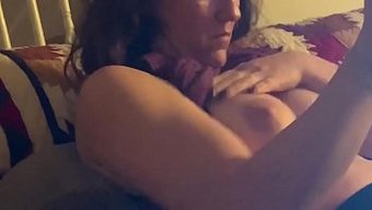 偷窥者抓住了妻子的性爱会话