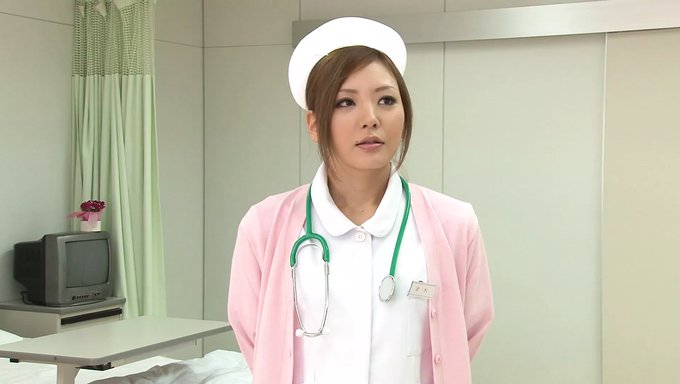 性感的日本护士被一个兴奋的病人操着她紧绷的阴道!