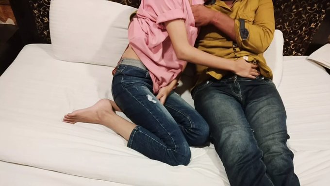 成熟的情侣探索激情:第一次深喉肛交冒险和牛仔式