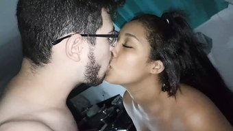 大屁股的拉丁美女被业...