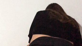 穿着内衣的性感妻子在...