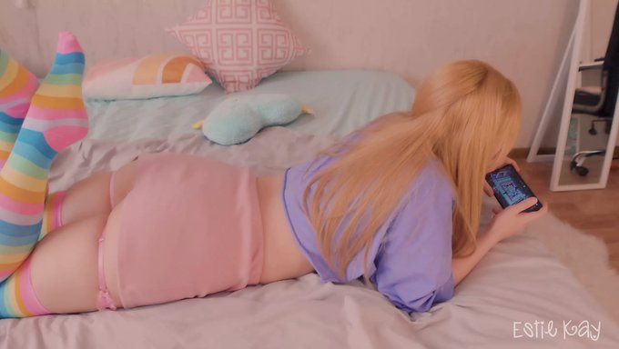 少女的大屁股被继兄撑开她的阴道