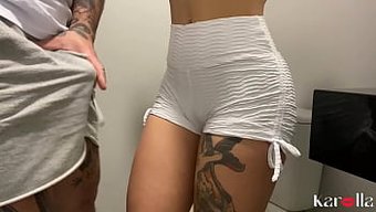 课后,棕发美女给她的...