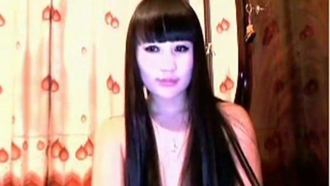 新的韩国女孩在网络摄像头上展示她可爱的内衣