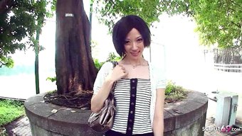 在车里口交:日本少女...