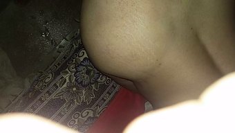 紧身亚洲妻子等待她的...