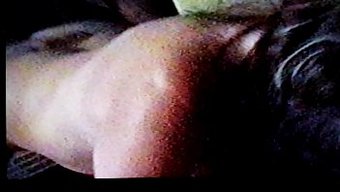 与淫荡的妓女的群交