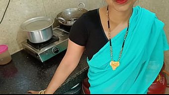 新婚印度家庭主妇在厨...