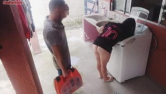兴奋的家庭主妇在丈夫...