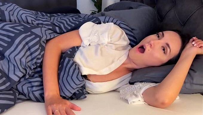 一个关于一个火辣继子和他妈妈性交的美丽故事