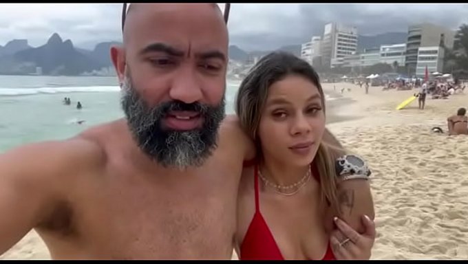 Bea Cherry在沙滩上被精液浸湿骚逼,淫水直流,淫水直流。