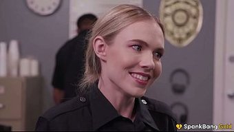 火辣警察骗子在全场轮...