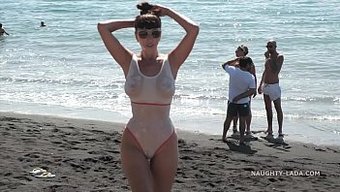 公共裸体:熟女的暴露自慰