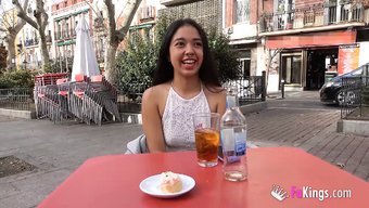 欧洲少女在公共场合吸...