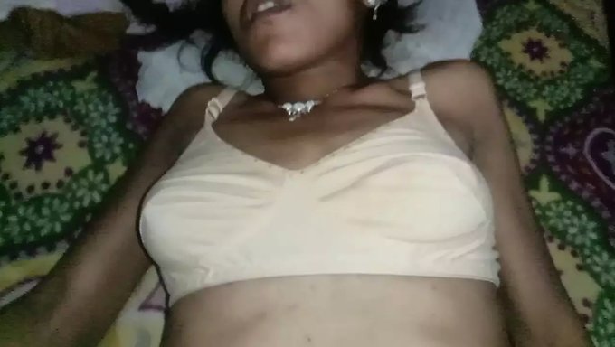 婆婆在双性恋三人行中与丈夫做爱