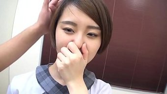穿着制服的同性恋男人...