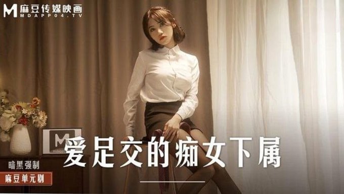 亚洲女学生的足交工作室,穿着运动鞋和袜子